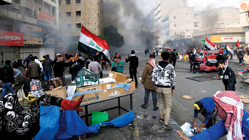 الدخان يتصاعد من الخيام المحترقة في ساحة التحرير.  رويترز