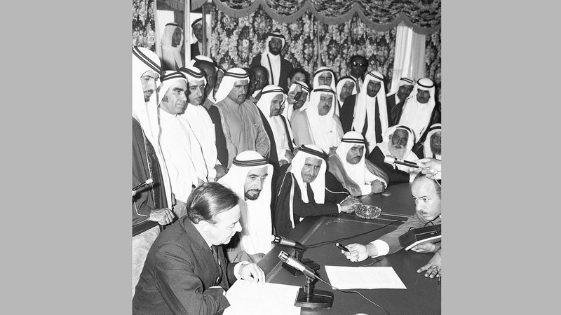 المعرض يشتمل على صور مقدمة من معرض اللوحات القومي في لندن وصور من الأرشيف الغني للإمارات. من المصدر