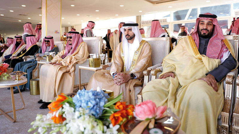 حمدان بن محمد يتوسّط الملك سلمان ومحمد بن سلمان خلال متابعــة السباق.وام