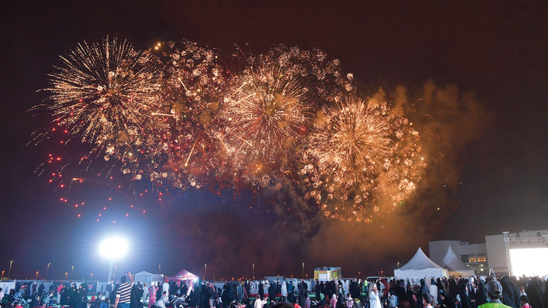 الألعاب النارية أضاءت سماء المدينة خلال المهرجان.  من المصدر