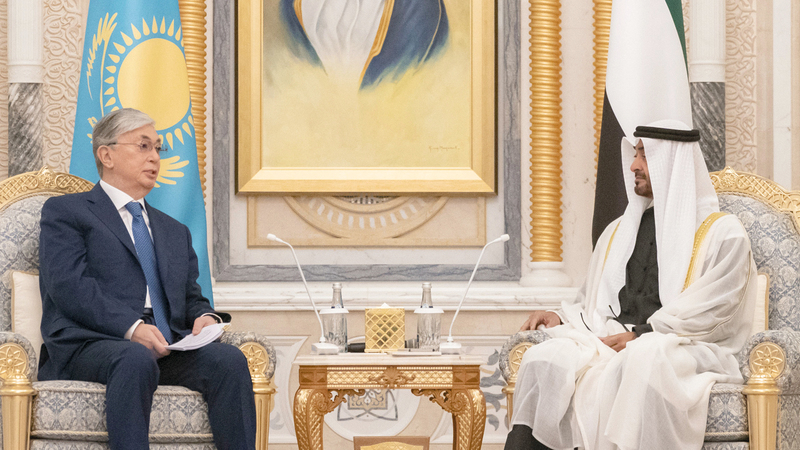 محمد بن زايد خلال استقباله قاسم توكاييف في قصر الوطن.  وام