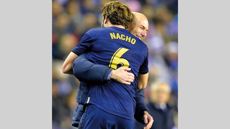 ناتشو احتفل بهدف الفوز على بلد الوليد بعناق حار مع زيدان. أ.ب