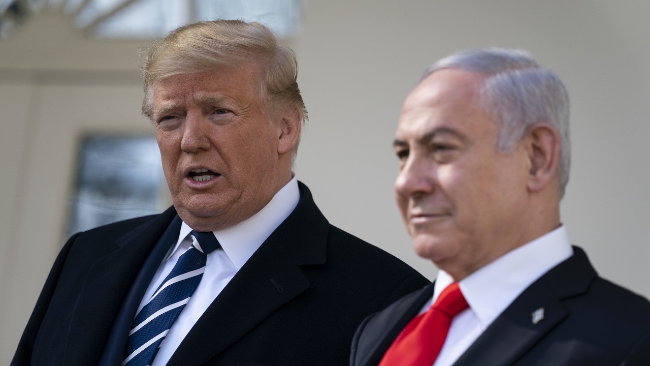 ترامب خلال لقائه نتنياهو أمس. (أ. ب)