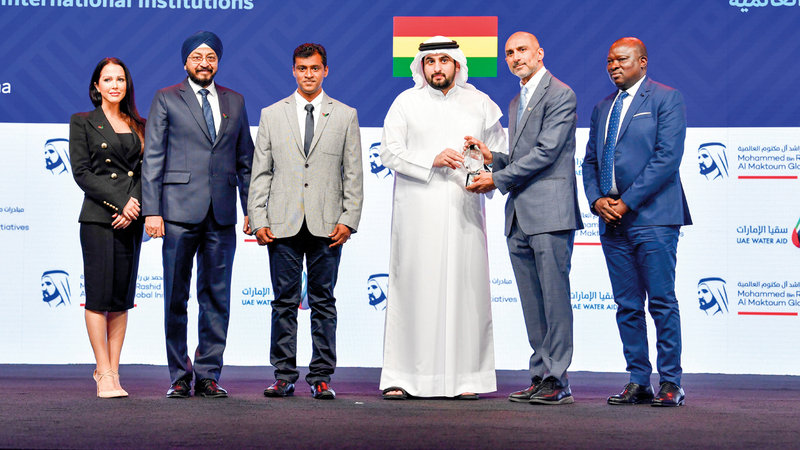 أحمد بن محمد يتوسّط المكرّمين والمبتكرين. من المصدر