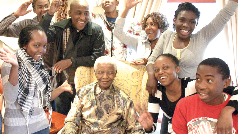 نادليكا تتحلق مع بقية أحفاد مانديلا حول الزعيم الإفريقي.  أرشيفية