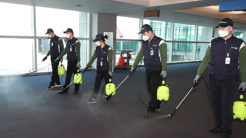 فيروس «كورونا» الجديد ظهر بمدينة ووهان الصينية وانتشر في المقاطعات الأخرى. أ.ف.ب