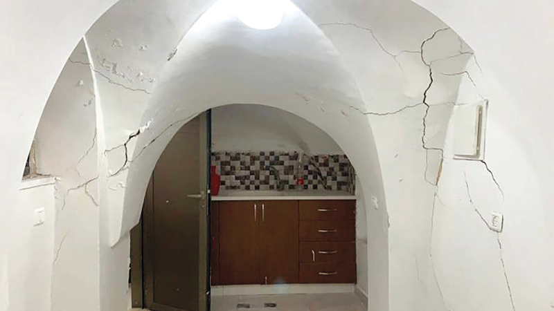 تشققات وتصدعات أصابت منازل عائلات حوش النيرسات المقدسي. الامارات اليوم