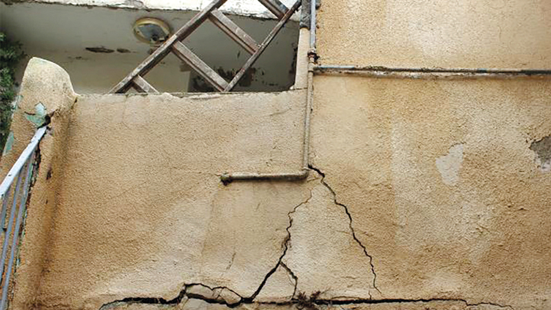 منازل حوش النيرسات المقدسي مهددة بالانهيار.  الإمارات اليوم