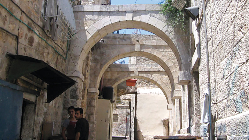 مدخل حوش النيرسات المقدسي في باب السلسلة.  من المصدر