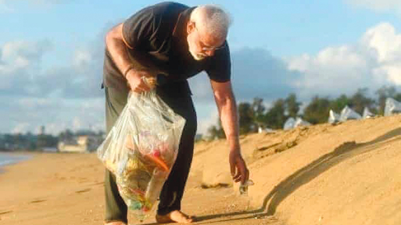رئيس الوزراء مودي يجمع نفايات البلاستيك من على الشاطئ.  من المصدر