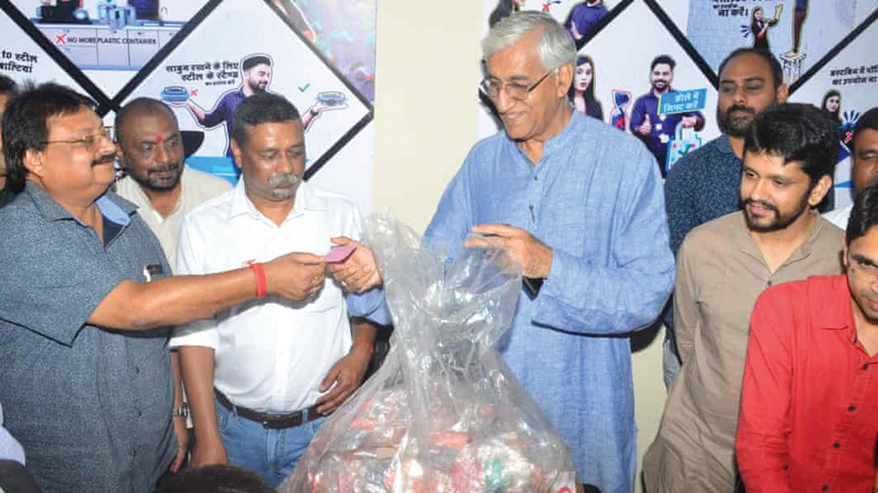 وزير صحة ولاية تشاتيسجار تي إس سينج ديو يقدم نصف كيلوغرام من البلاستيك ليحصل على تذكرة طعام. من المصدر