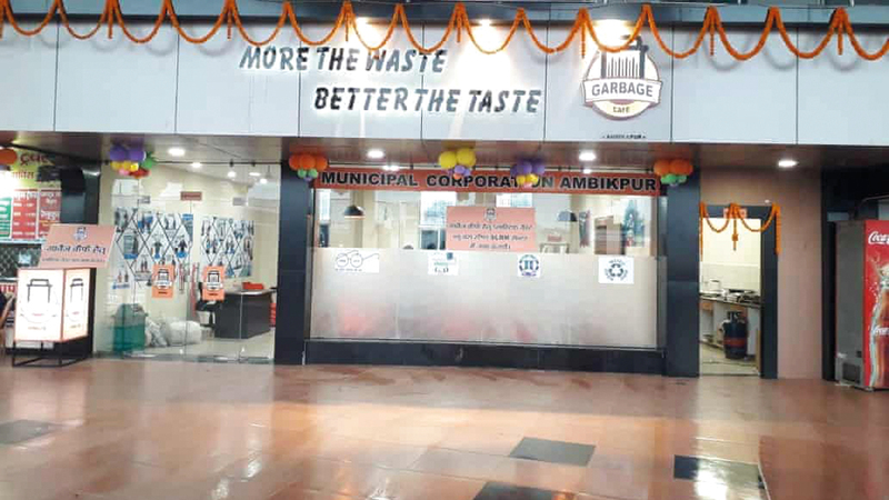 مطعم القمامة فكرة جديدة في الهند للتخلص من نفايات البلاستيك.  من المصدر