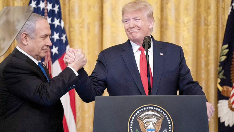 أعلن ترامب أخيراً خطته المعروفة باسم «صفقة القرن» وكان رئيس الحكومة الإسرائيلية بنيامين نتنياهو إلى جانبه.   أرشيفية