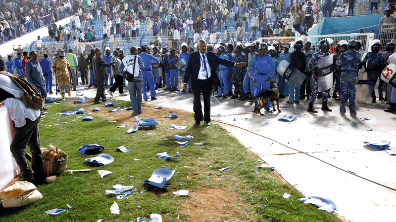 جمهور الهلال السوداني كسّر مقاعد «الجوهرة الزرقاء» غضباً من الحكم. رويترز