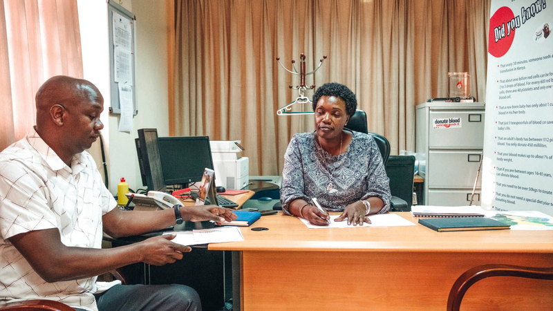 فريدا غوفيدي تتحدث مع زميل لها حيث قالت إن وقف الدعم الأميركي جاء على حين غرة.  أرشيفية