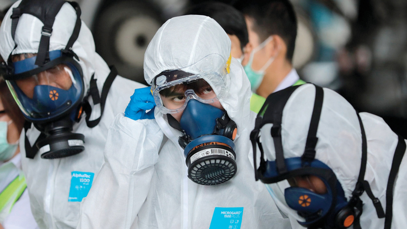 الداخلون إلى مختبر من المستوى 4 يستخدمون معدات خاصة وبدلات واقية. رويترز
