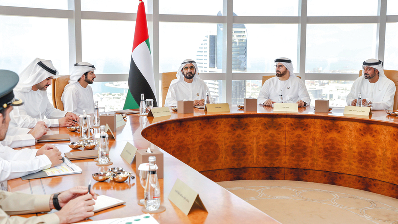 محمد بن راشد خلال ترؤسه الاجتماع الثالث لمجلس دبي. وام