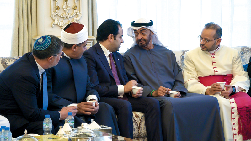 محمد بن زايد خلال استقباله أعضاء اللجنة العليا لتحقيق أهداف «وثيقة الأخوة الإنسانية».  من المصدر