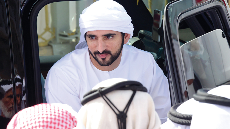 حمدان بن محمد خلال متابعته لـ«مهرجان ولي عهد دبي للهجن».  تصوير: أسامة أبوغانم
