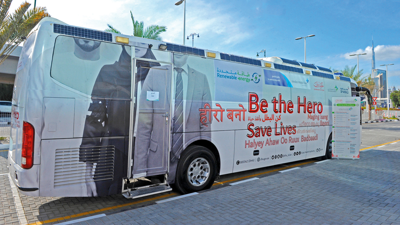 حافلة أول بنك دم متحرك في الدولة تعمل بمولدات شمسية. ■ من المصدر
