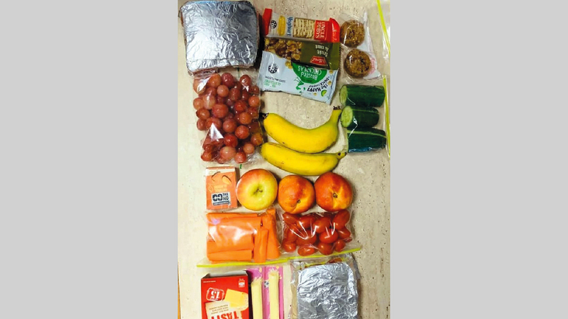 الأم تدافع عن الخيارات الغذائية لابنها وكمية طعامه.  أرشيفية