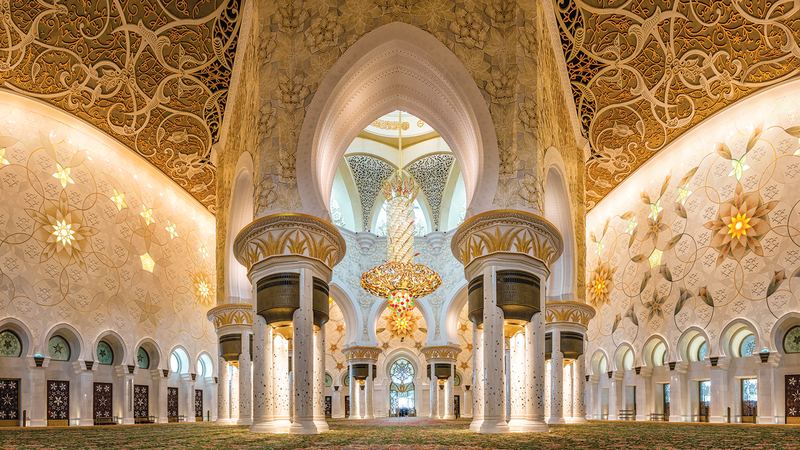 جدران جامع الشيخ زايد عليها الوردة ذات البتلات الخمس التي استخدمتها فاطمة بنت هزاع في تصميمها. من المصدر