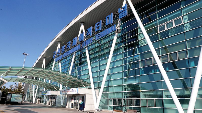 إحدى صالات الركاب مهجورة تماماً بأحد مطارات الصين. ايي بي ايه