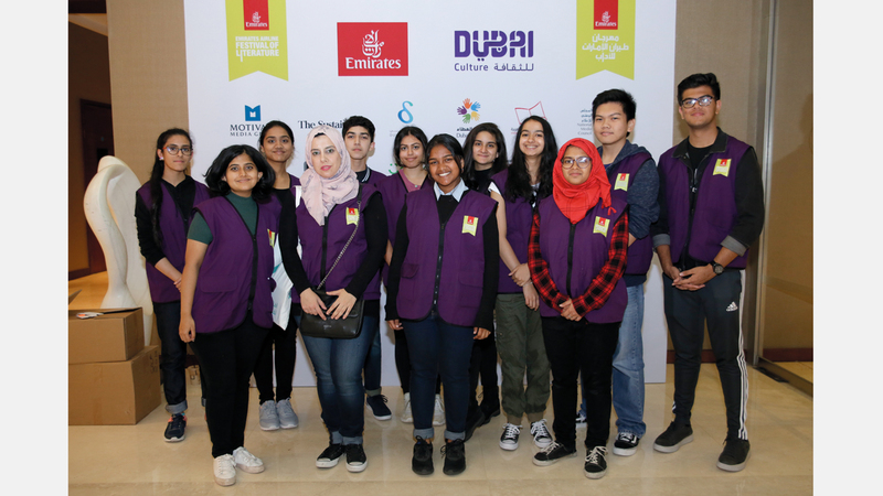 المتطوعون جزء رئيس من قصة نجاح «الإمارات للآداب». من المصدر