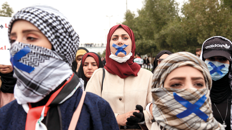 طالبات تشاركن في تظاهرات بكربلاء أمس. إ. ف. ب