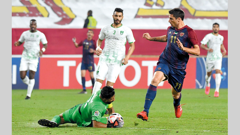 حكم المباراة ألغى هدفاً لتيغالي في الدقيقة 18.  تصوير: إريك أرازاس