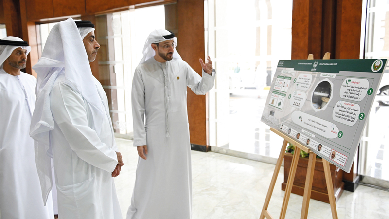 سيف بن زايد يستمع لشرح حول تفاصيل العملية «Pule2». من المصدر