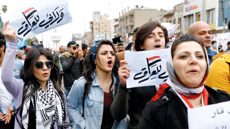 عراقيات في ساحة التحرير يتظاهرن ضد الفساد وتكليف محمد علاوي.  أ.ف.ب