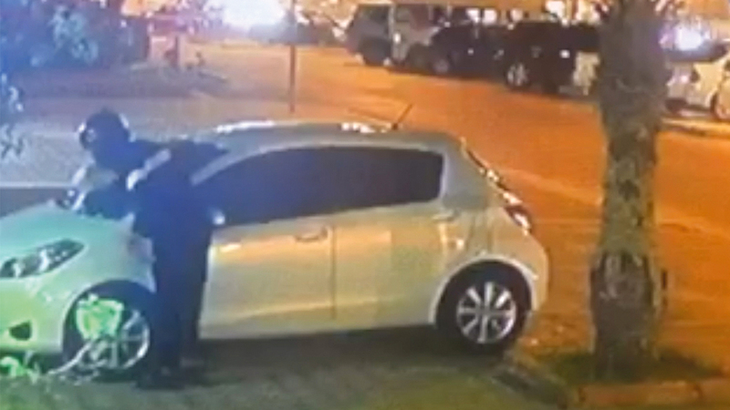 كاميرات منزل الأسرة أظهرت المتهم وشابين آخرين بدراجة نارية وهم ملثمون وينفذون الجريمة.  من المصدر