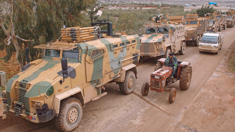 قافلة من المركبات العسكرية التركية في إدلب.  ■ أ.ف.ب