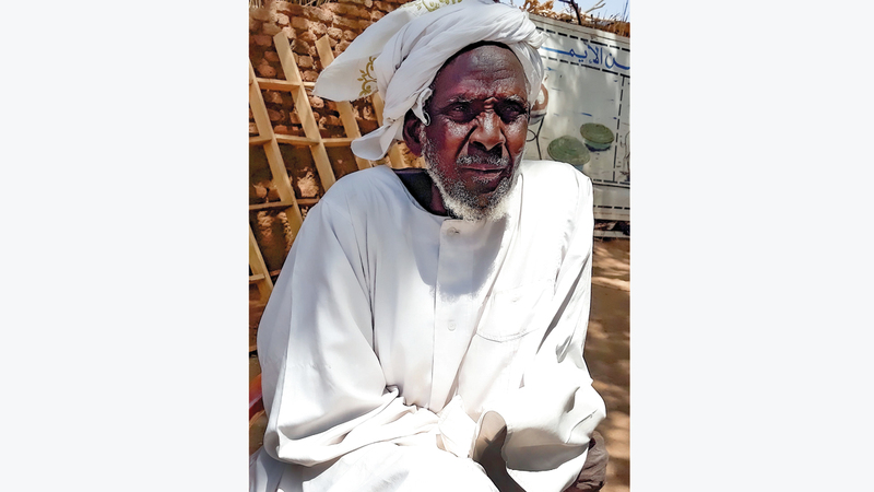 حسن إسحق أحد اللاجئين الذين هربوا من القتال وعاشوا في مخيم كلمة.    أ.ف.ب