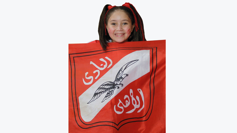 مشجعة أهلاوية خلال حضور سوبر الأهلي والزمالك في العين عام 2015.  تصوير: أسامة أبوغانم