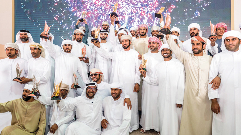 منصور بن محمد يتوسط الفائزين في صورة جماعية. ■من المصدر