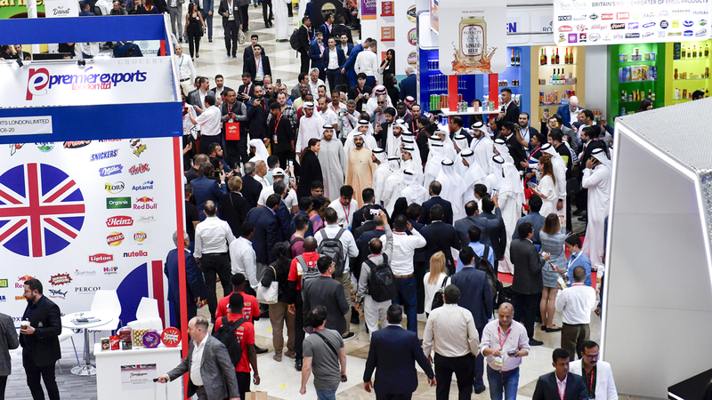 محمد بن راشد تجوّل في أروقة المعرض.  وام