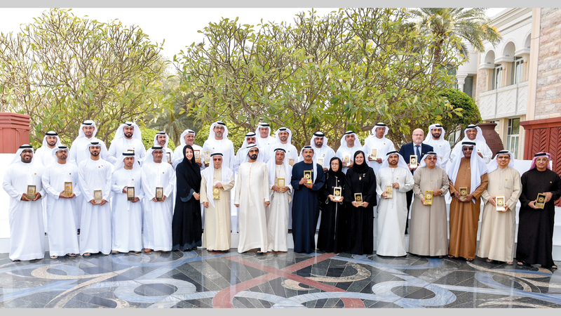 محمد بن راشد في صورة تذكارية مع المكرمين. وام