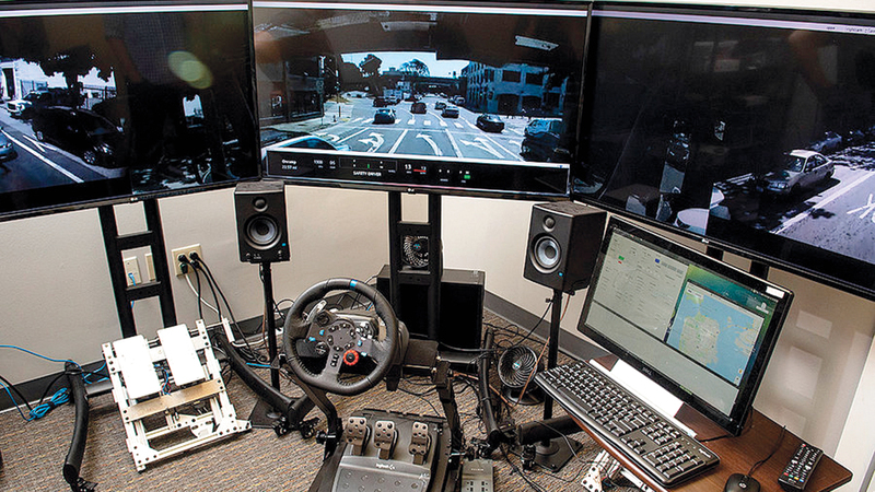 مركز قيادة حديث لتسيير الشاحنات عن بُعْد مجهز بأحدث وسائل التقنية.  من المصدر