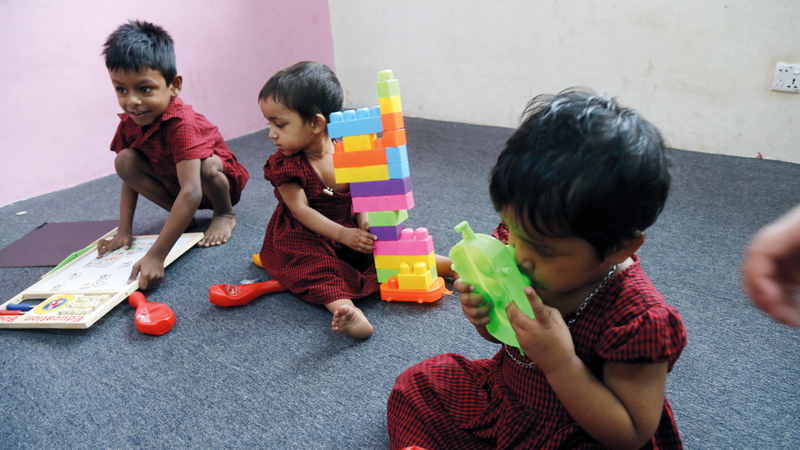 أطفال في بنغلاديش يعانون سوء التغذية وآثار المناخ الحار.  إي.بي.أيه