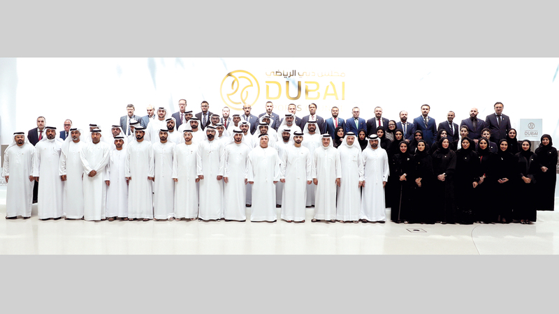 منصور بن محمد في صورة تذكارية مع قيادة ومنتسبي &laquo;المجلس&raquo;.  من المصدر