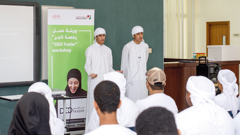رائدا الأعمال خليفة ومحمد الفلاسي يدعوان الشباب المبدعين إلى الحصول على «رخصة تاجر».  من المصدر