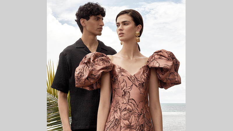 تأتي أحدث صيحات الموضة النسائية المعروضة بمجموعة من الألوان الهادئة.  من المصدر