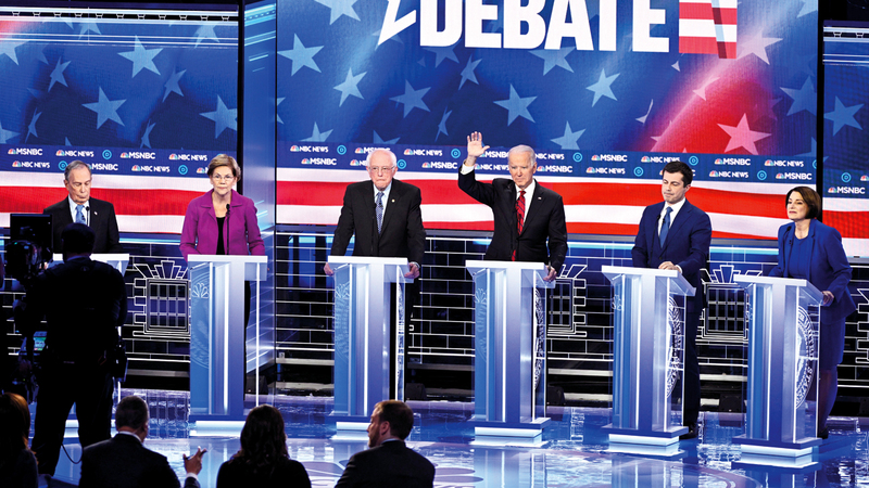 إليزابيث وارن (الثانية من اليسار) اتهمت بلومبرغ (الأول من اليسار) بأنه ينعت النساء بالبدينات والمثليات. ■ إي.بي.إيه