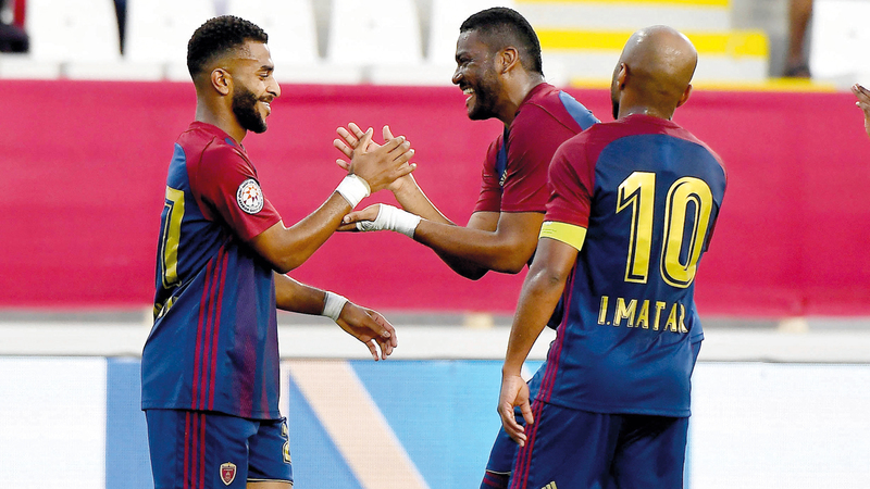 فارس جمعة (وسط) يقدم أروع العروض في دفاع الوحدة. ■تصوير: إريك أرازاس