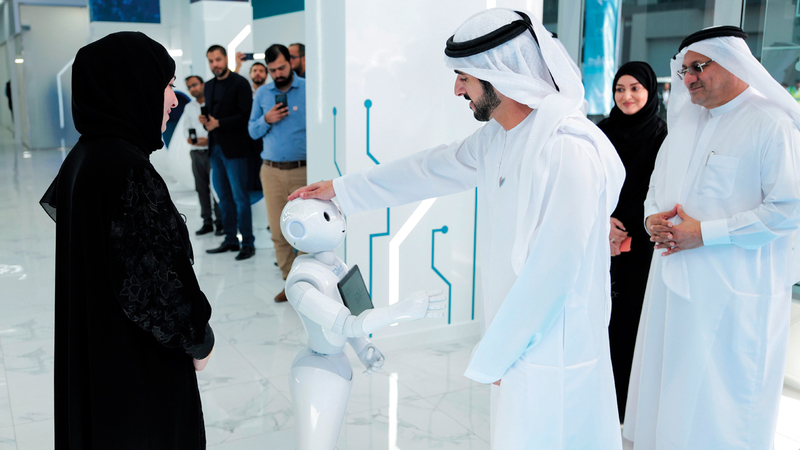«الروبوت سالم» رحب بولي عهد دبي ورافقه خلال رحلة تعرفه إلى إمكانات المركز. وام