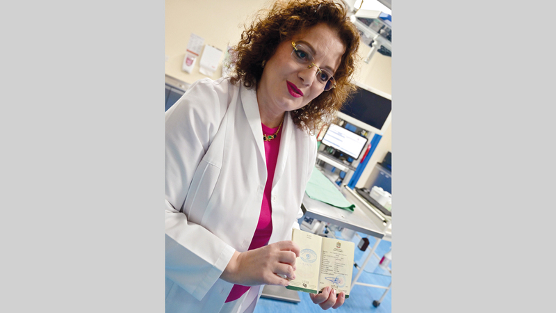 مارغيت مولر:

«نجري في مستشفى الصقور عمليات معقدة للغاية قد تشمل قوائم أو أجنحة مكسورة، أو عندما يتعرض الصقر لحادث كبير يتسبب بإصابات كبرى».