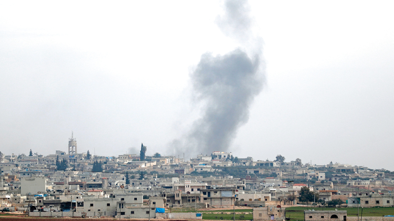 الدخان يتصاعد في إدلب نتيجة القصف.  أ.ف.ب
