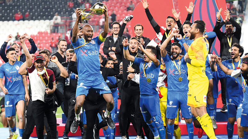 قائد الزمالك شيكابالا يرفع كأس السوبر المصري وسط أفراح زملكاوية عارمة. ■ تصوير: إريك أرازاس